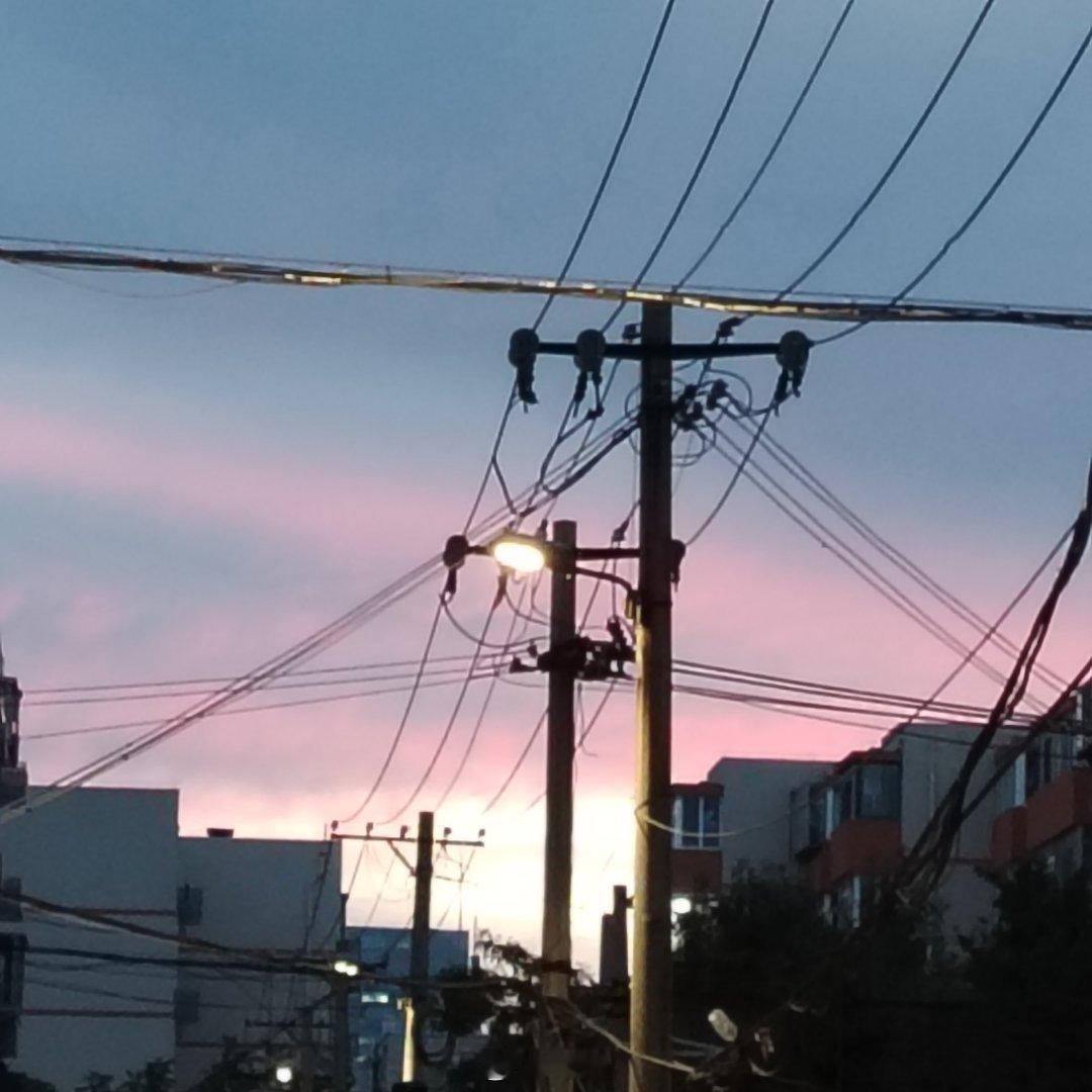 天边的夕阳有点儿绯红，一天又将结束了～ ​​​