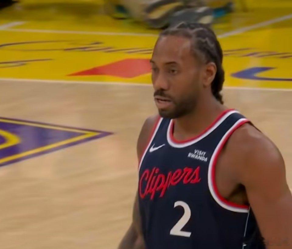 NBA常规赛，湖人主场以125-122险胜快船。决胜时刻，第四节还剩1分30秒时