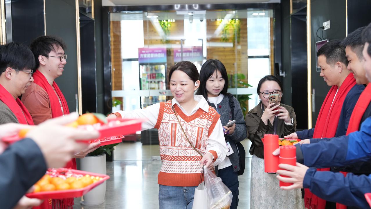 用了好几年万兴喵影剪视频，一直觉得挺好用的，素材多、操作简单。
今天才知道，母公