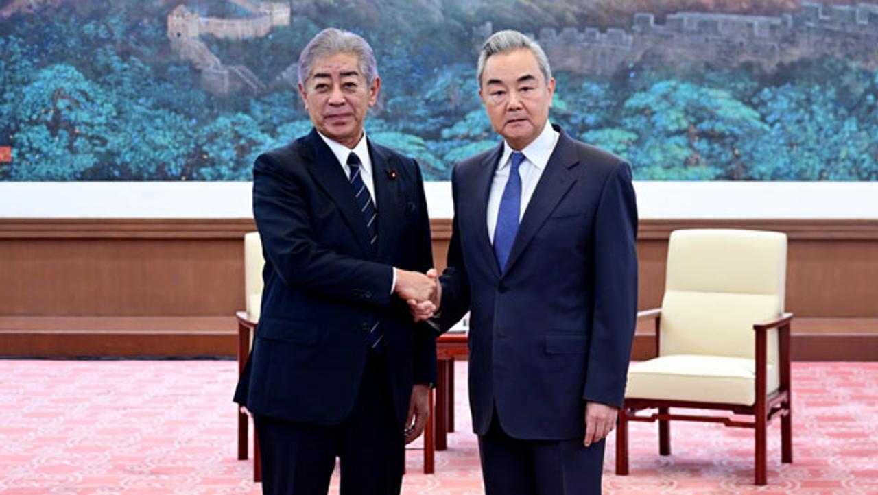 此次会见规格极不寻常，中方为顶级外事高层，日方仅以民间经贸身份到访，在中日关系紧