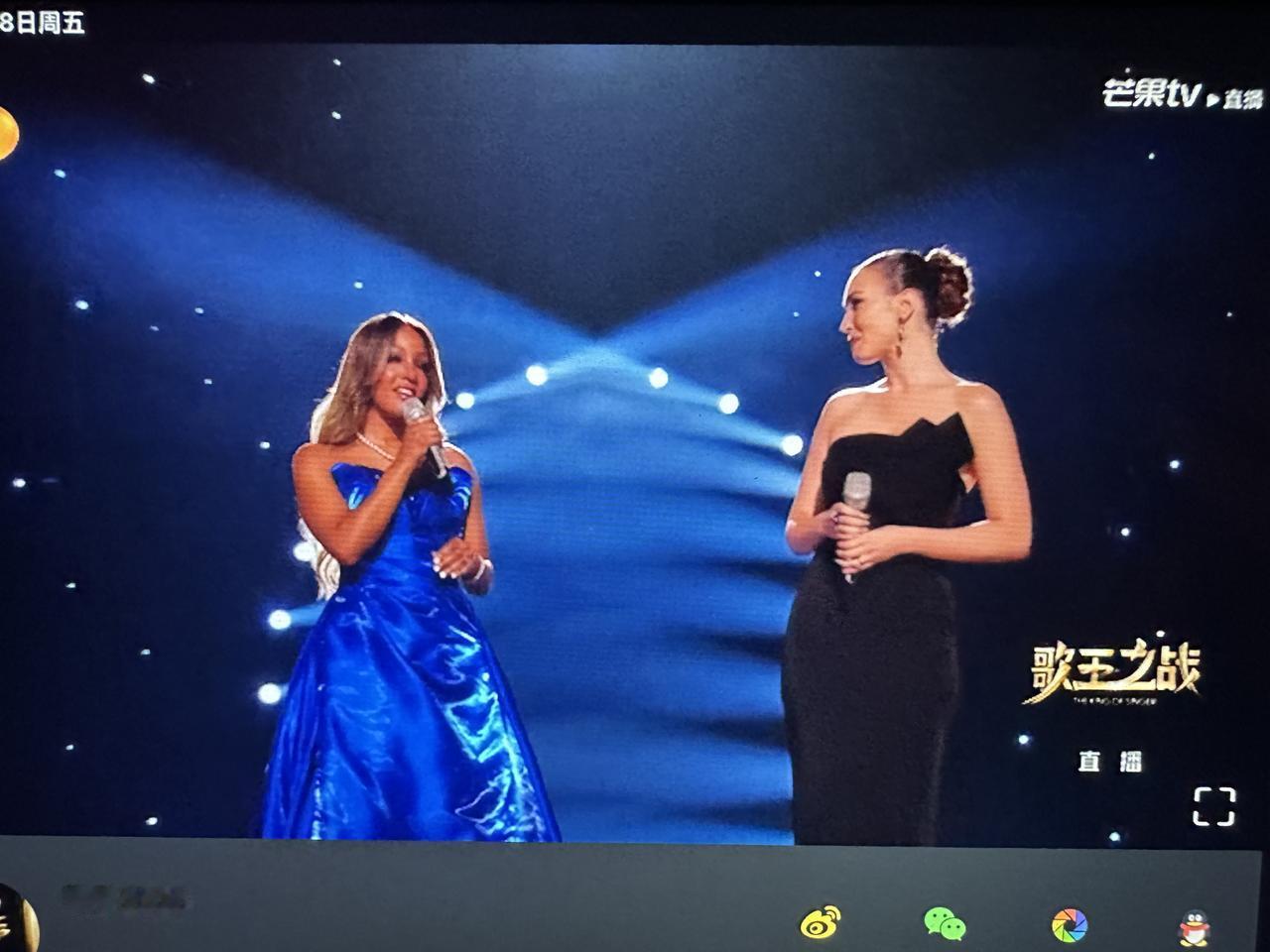 米奇与帮唱配合的太好了，声线很搭。
相对于第一个，米奇更为沉稳从容，与帮唱融合的