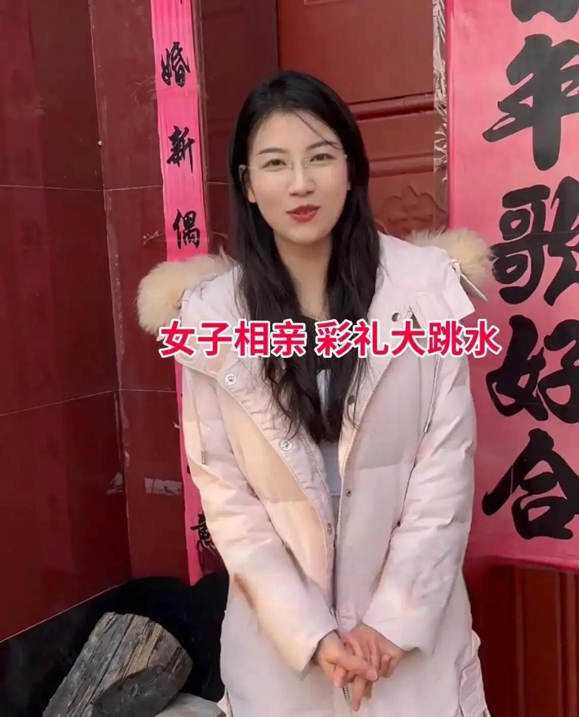 河南一名26岁小伙，相亲结识一位29岁女子，两人初次见面聊天十分投机。聊到婚嫁彩