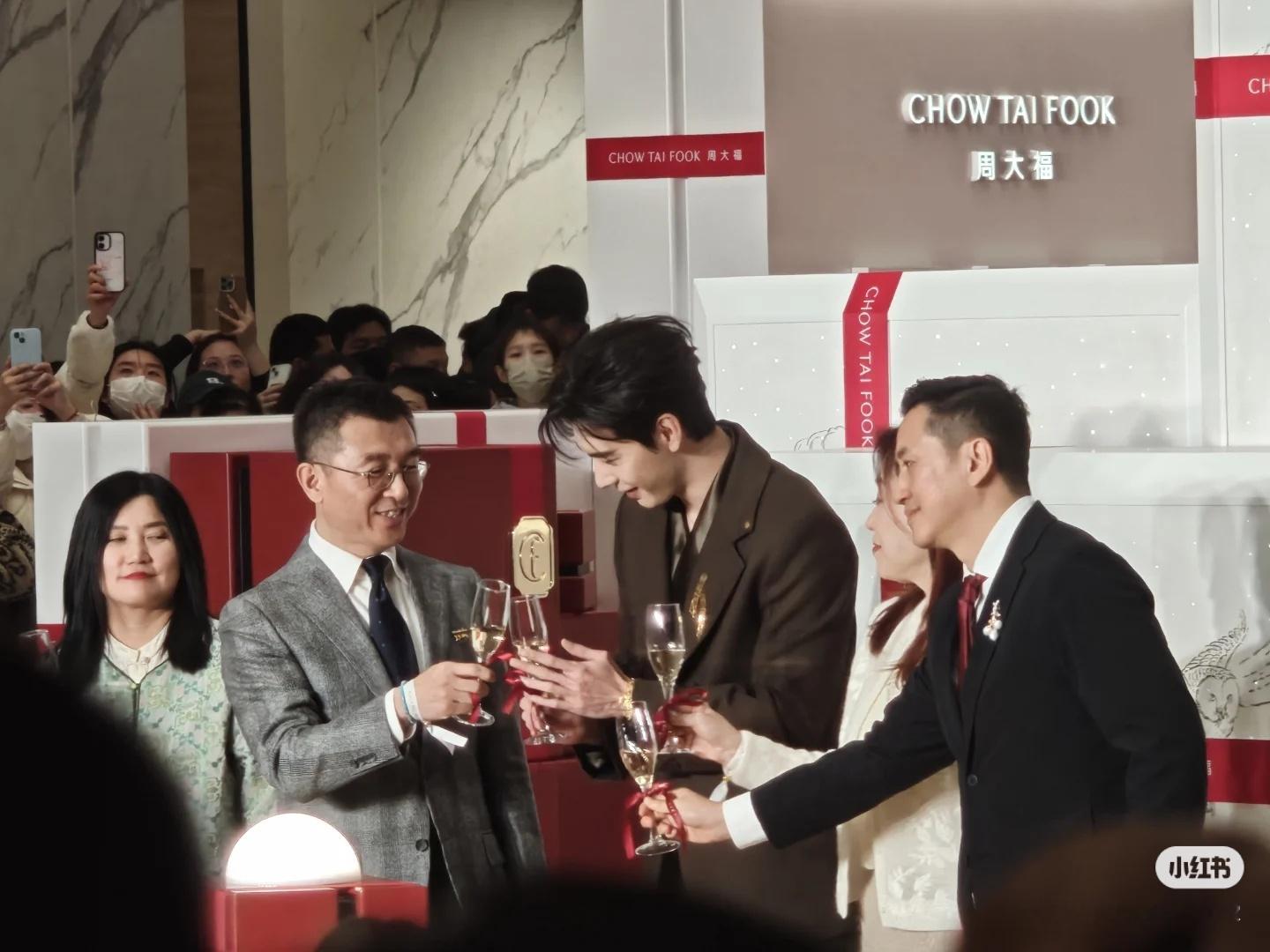 陈星旭  ⚡陈星旭周大福品牌挚友 ⚡陈星旭 每次社交活动中，都能看到在碰杯环节，