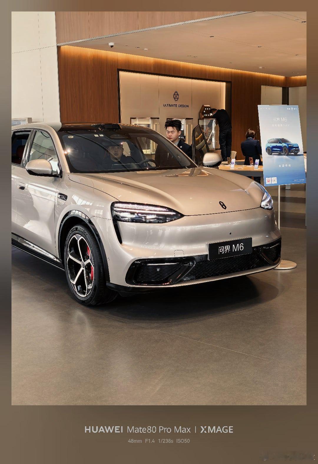 昨天跑去鸿蒙智行门店看问界M6，我以为工作日应该没啥人，没想到问界M6围满了看车