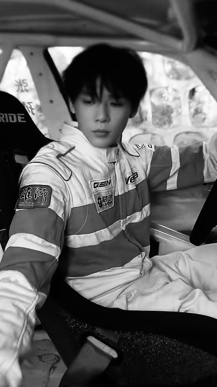 飞驰人生3预告没有王安宇镜头 虽然预告里没见着王安宇，但他穿赛车服的样子已经在我