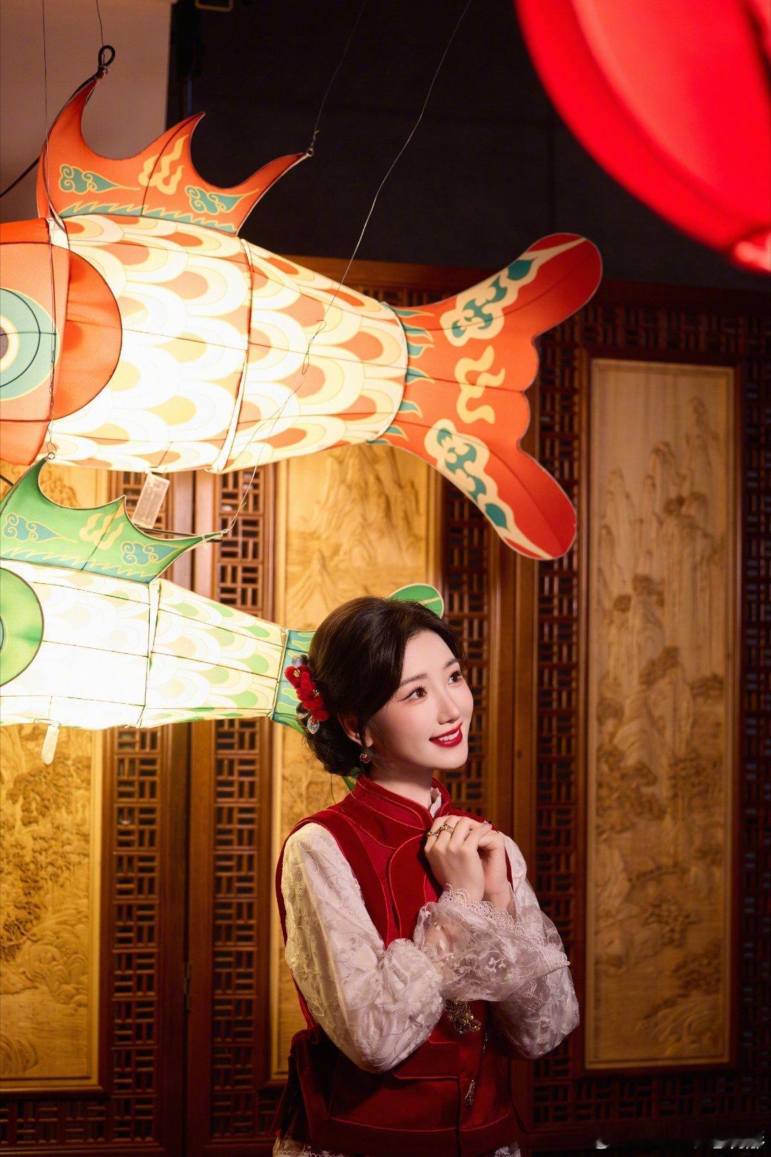 毛晓彤生日过年一起快乐春晚 被毛晓彤的除夕造型美晕！红金刺绣马甲明艳灵动，像从年