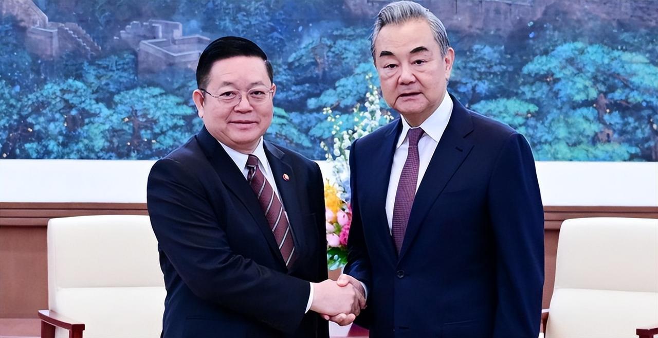 中方刚说“我不参与”，特朗普就跳出来了：东南亚，这锅汤有人想搅热

泰柬边境炮火