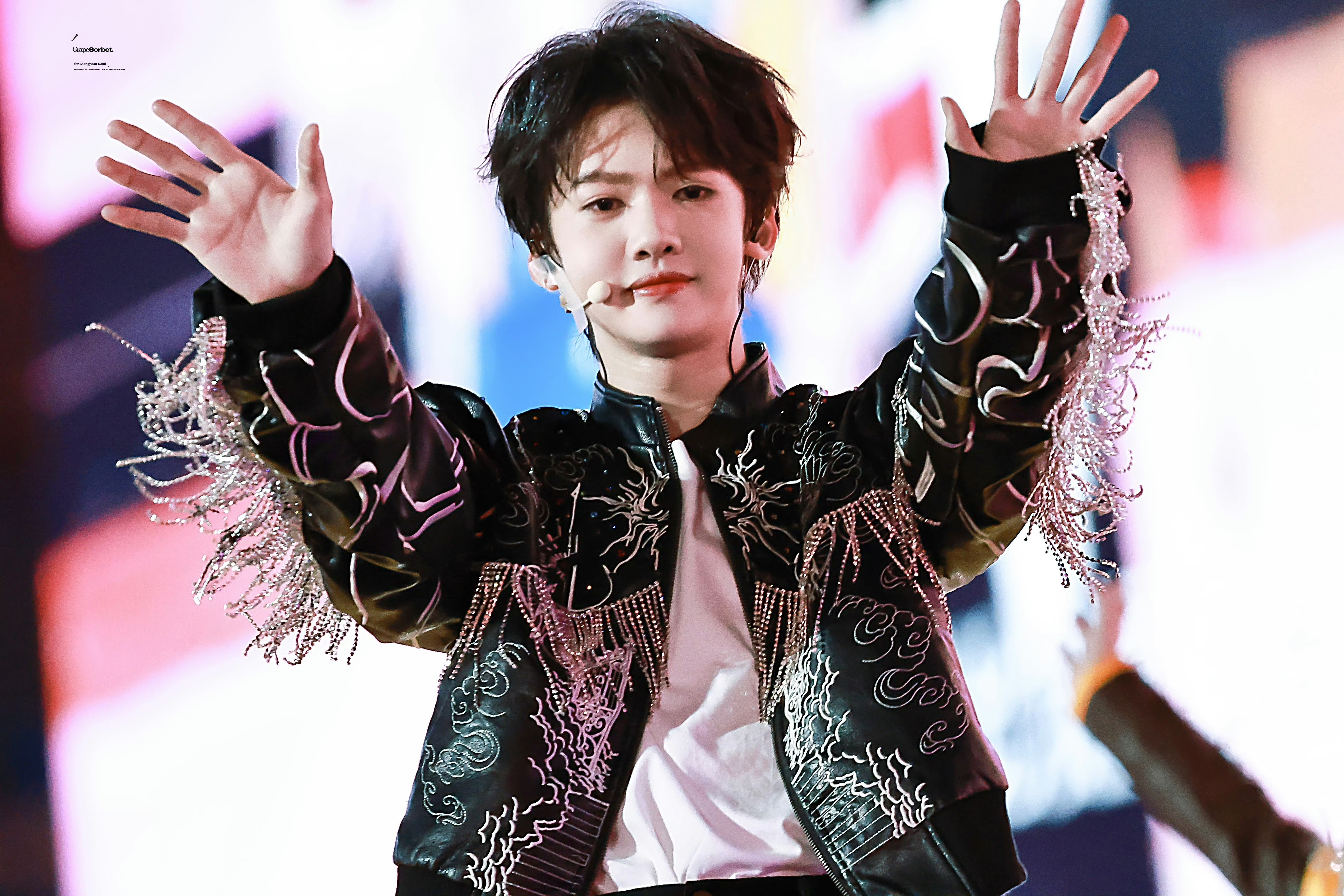 张奕然提前祝大家新年快乐新舞台此男wave时的眼神太going了，太有魅力了这个