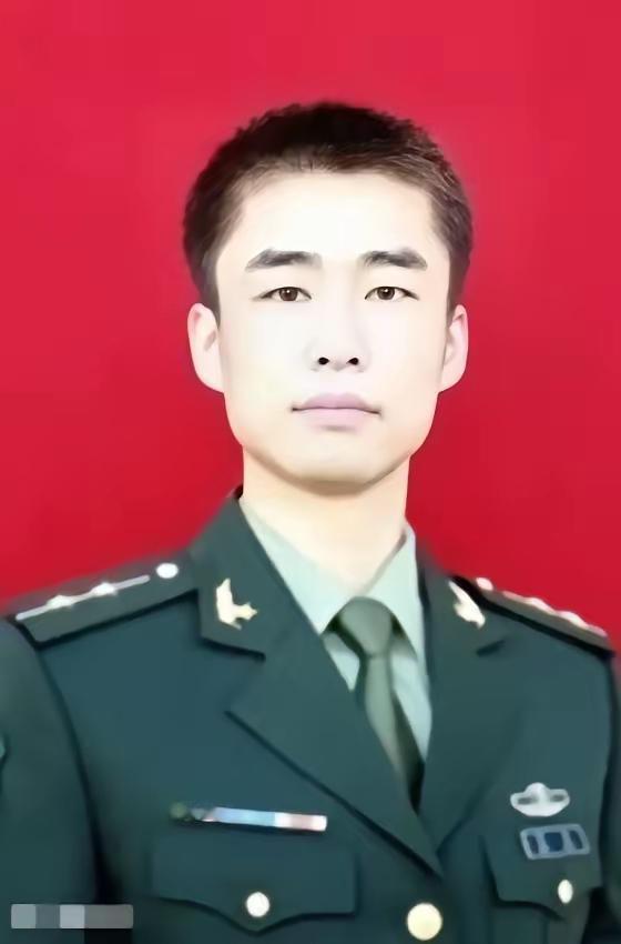 2012年，山东一名军人请假回家，但迟迟不见归队，上级领导打过去电话询问，三岁的