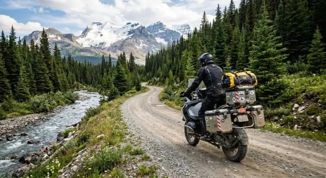 🏍️ 摩旅，一个人还是一群人？

组队出行：热闹、有照应，但需不断妥协，个人节