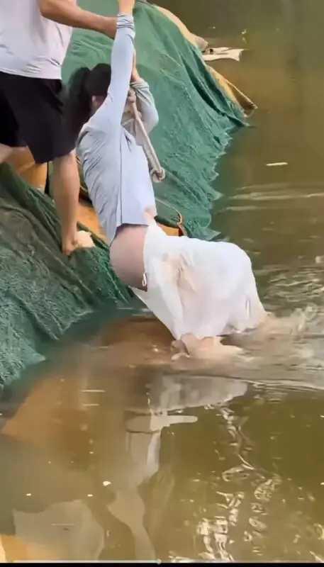 此生勿复见，山水不相逢