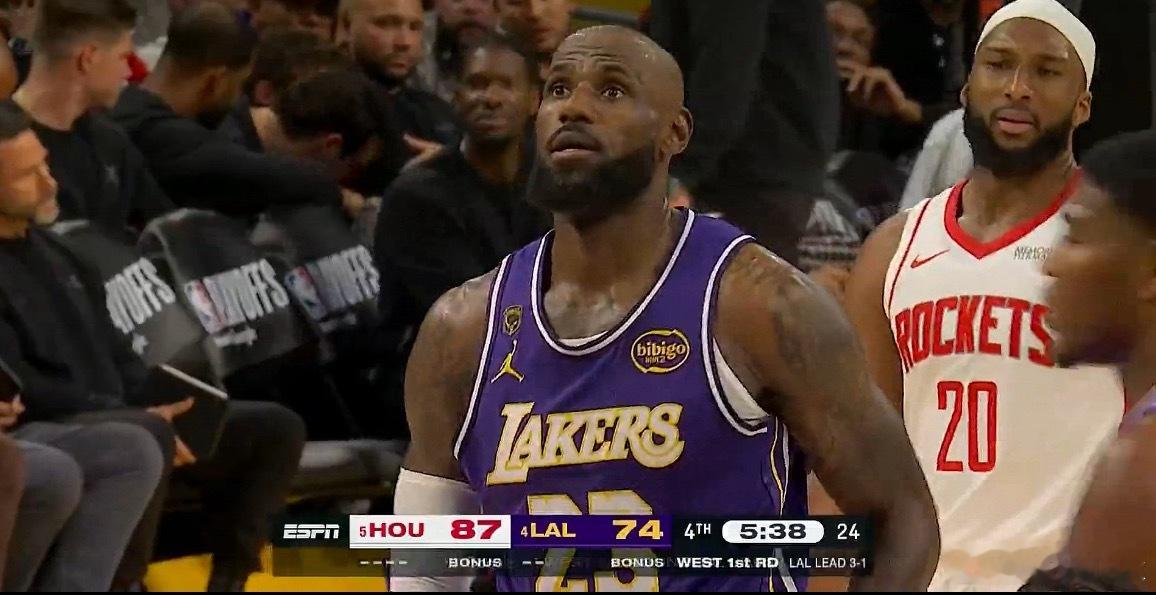 詹姆斯真累了，满头大汗，张着嘴巴呼吸火箭vs湖人nba