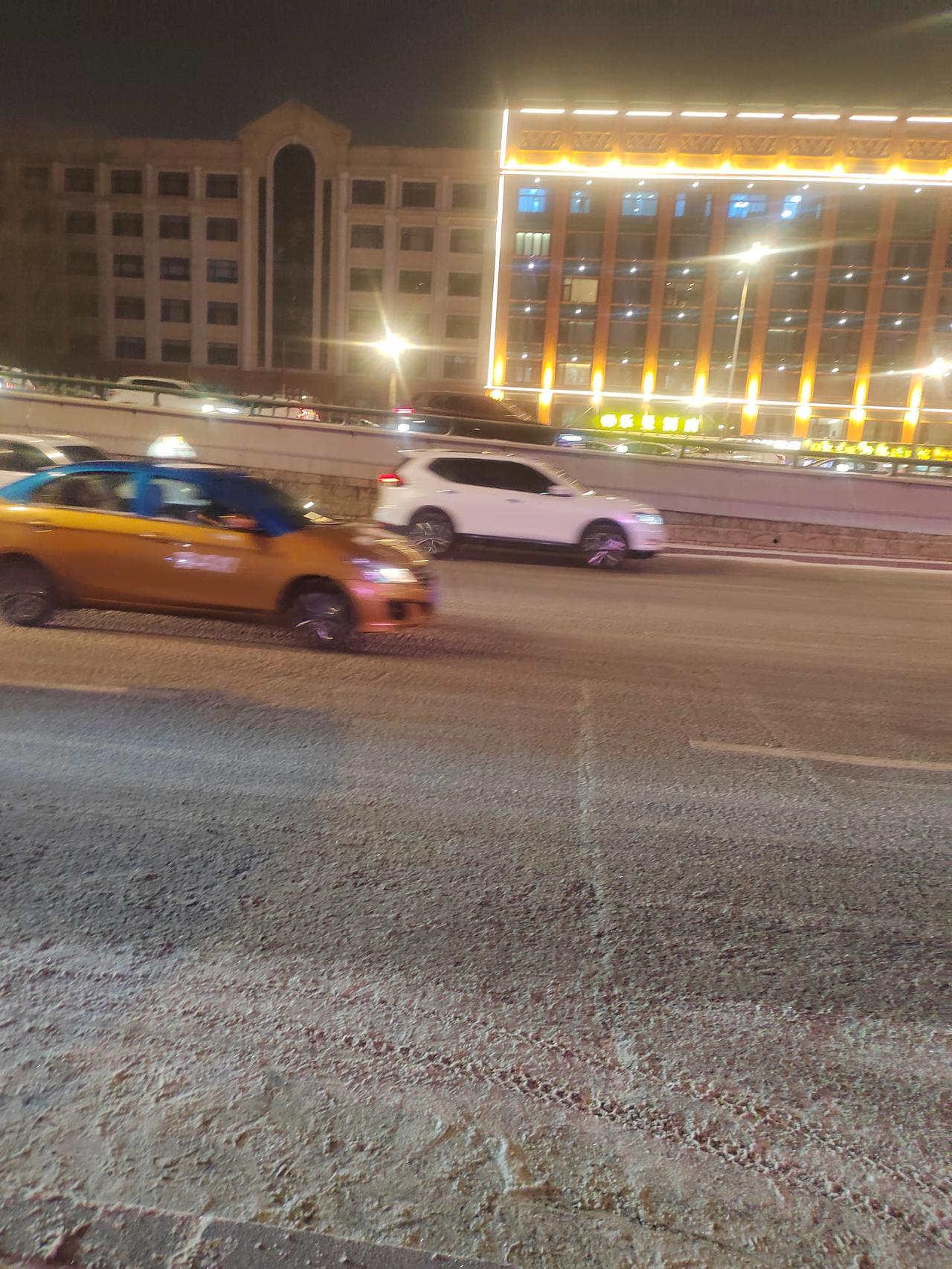 今天下班发现一个事，因为每次经过主干道都能看到开的很快的车！然后我就特意盯了下他