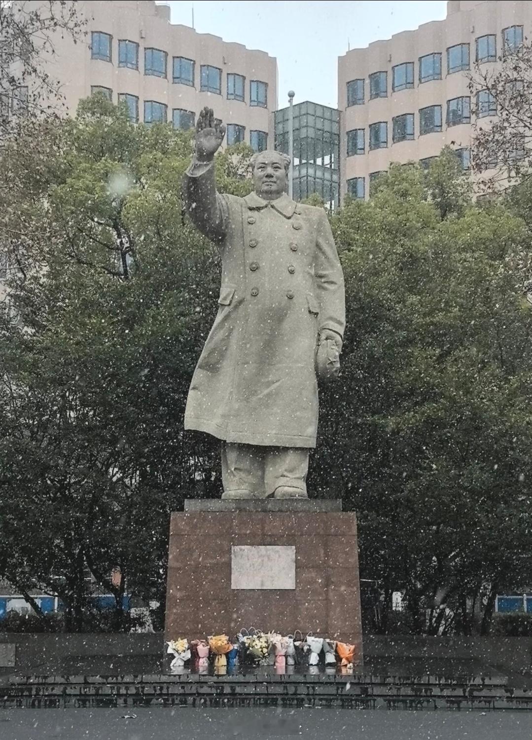 伟人能成为伟人之前，是必然会饱经各种各样的磨难。然当初为国为民的志向选择，虽前途