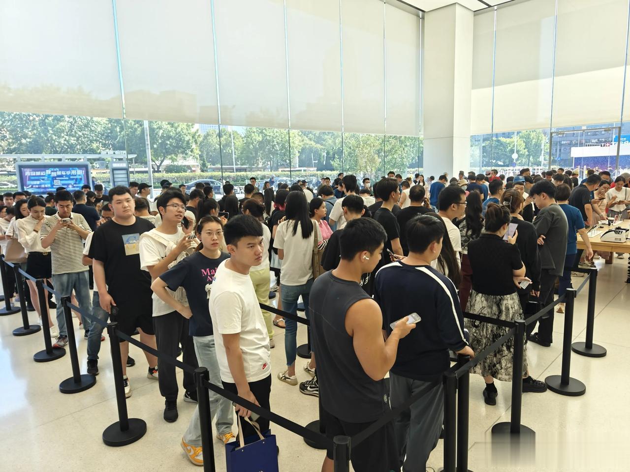 iPhone15系列首日发售，似乎没感到经济下行带来的影响。店内依然人头攒动排队