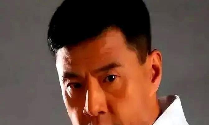 1995年，李连杰的肘击砸向于荣光的胸口，骨头闷响。
没有护具，没有替身。
片场