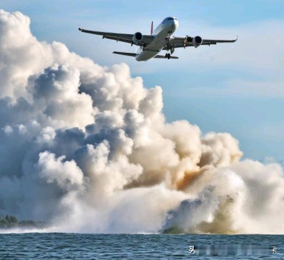 【突发！泰国普吉岛航班遭遇强气流颠簸致多人受伤】

当地时间14日上午，一架从曼