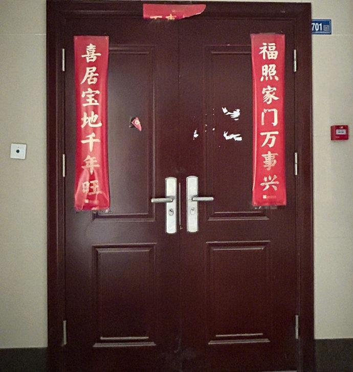 10月17日，红星新闻记者探访涉事小区看到，被投诉的房子位于小区某栋7楼，房子前