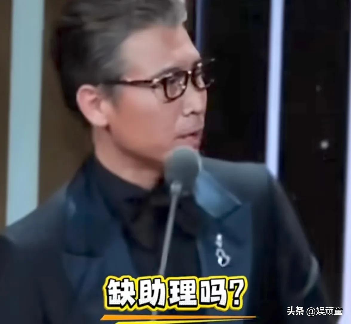 10月9日，飞天奖颁奖典礼，闫妮李乃文同台。李乃文问闫妮:缺助理吗？我要不要给你