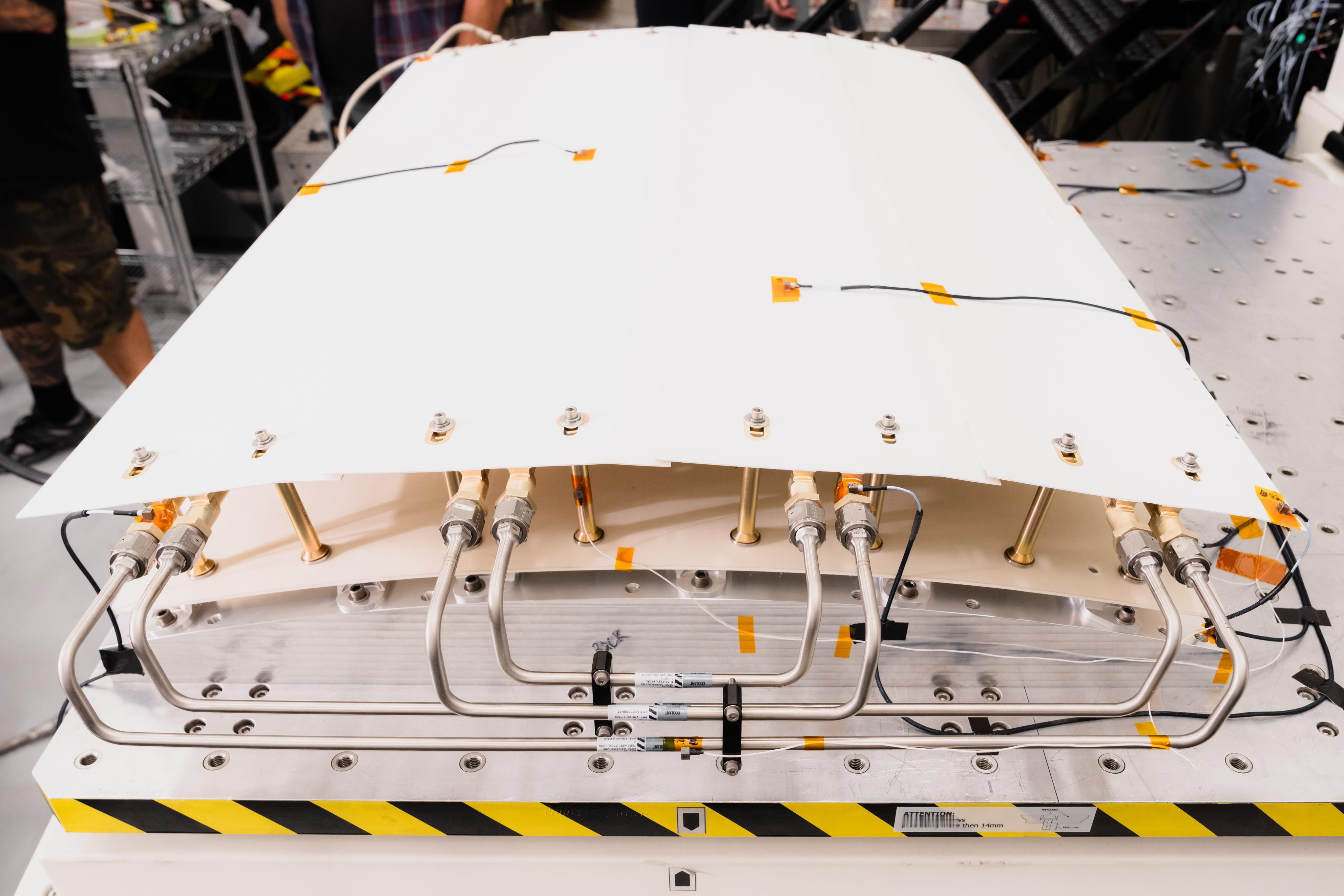 Vast正在对Haven-1的散热板进行振动测试。 