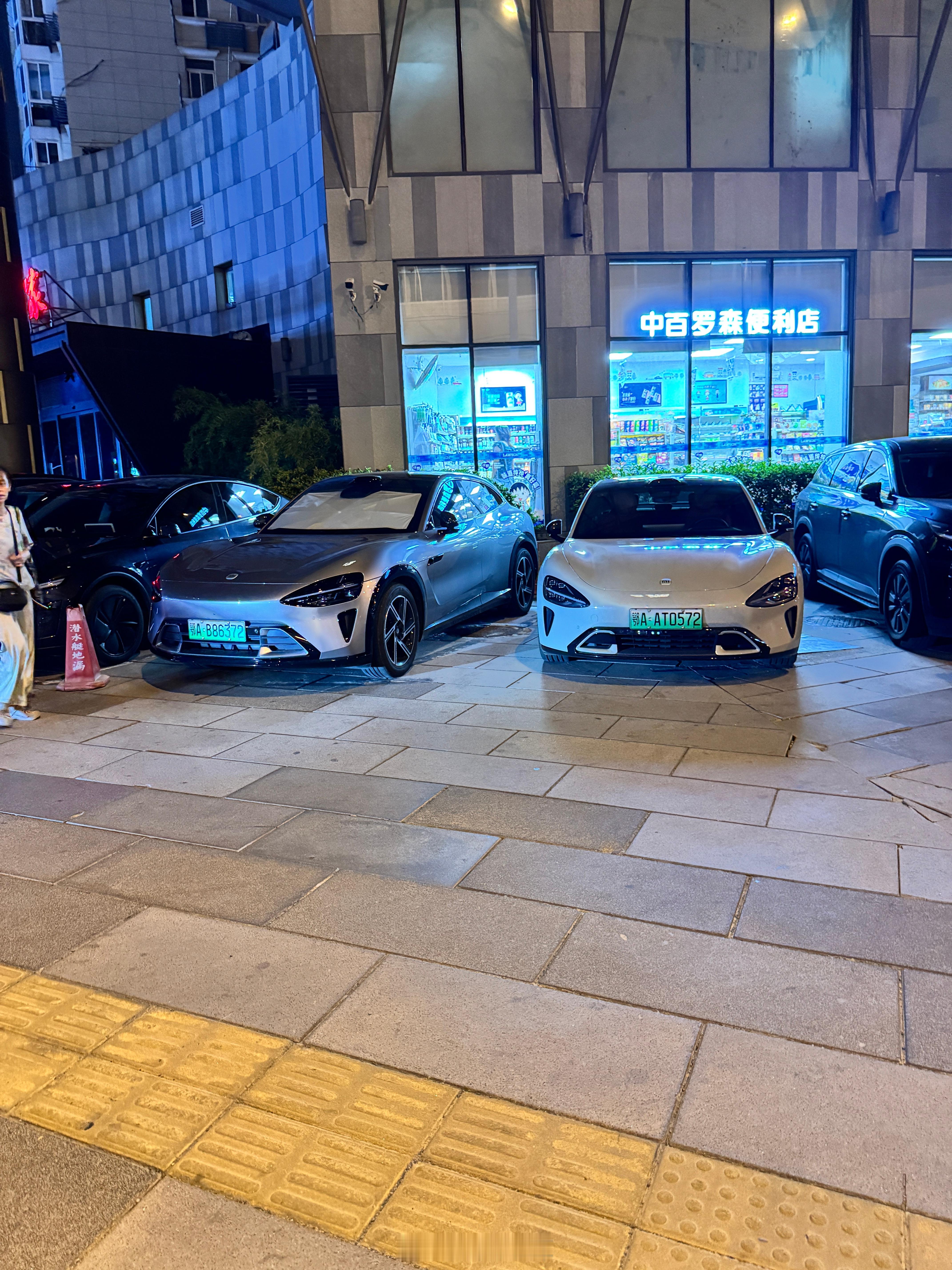 偶遇小米YU7和SU7停在一块一看拍摄时间已经是8月了停车的时候如果看到跟自己一