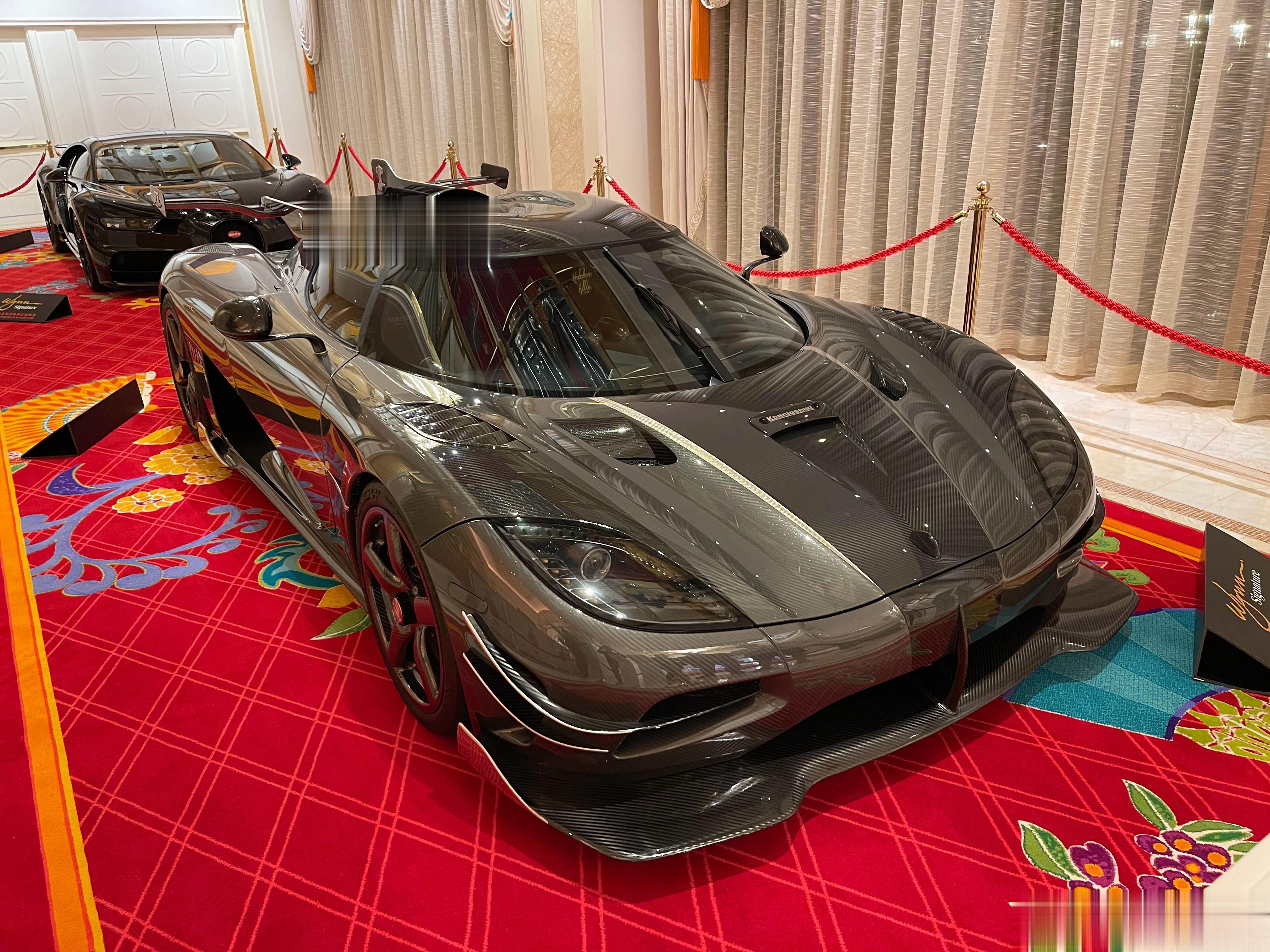 早[太阳]定制化程度极高的Agera Thor，独特的尾翼，双色闪粉可视碳纤维车