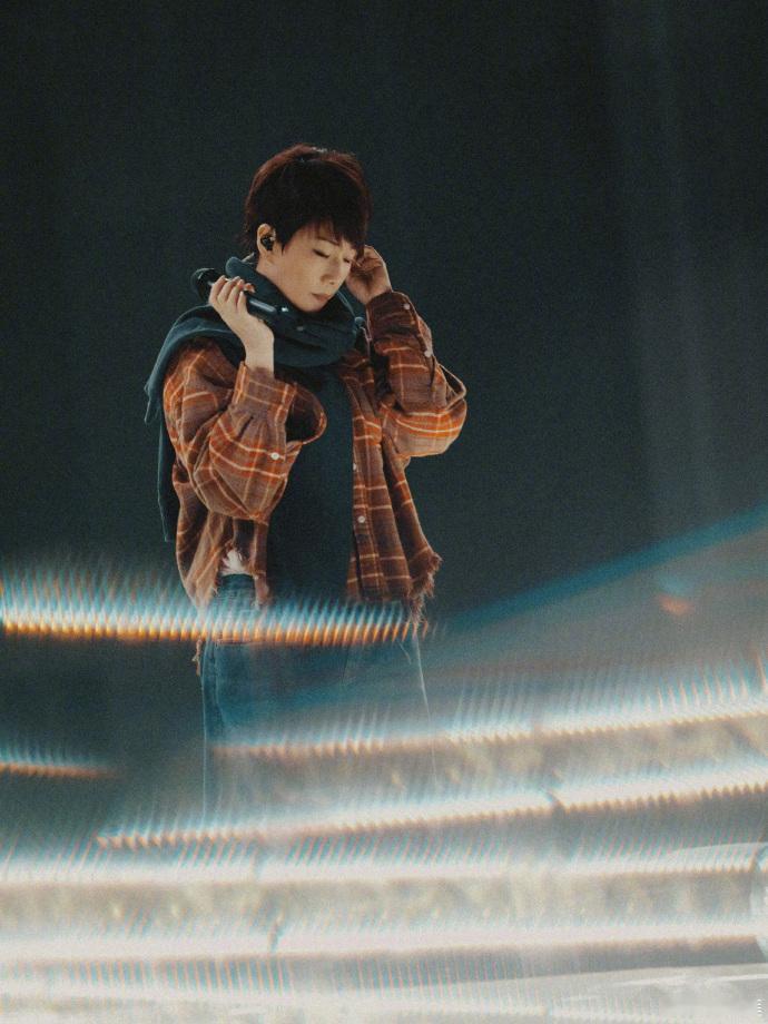 谁能想到林忆莲快60岁了 哇塞，林忆莲都快60岁啦！舞台上的她脸部紧致，活力满满