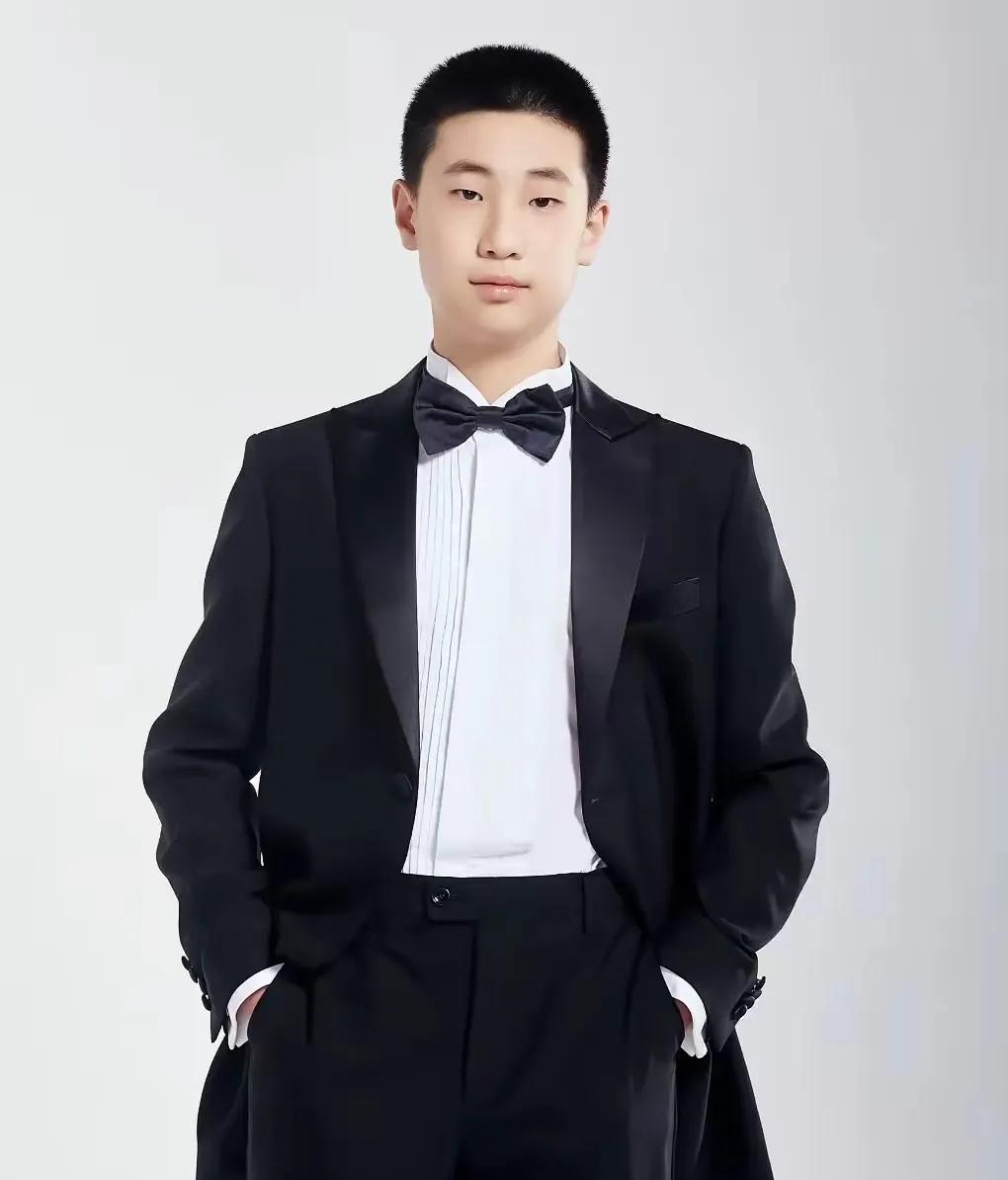 完美避开了林永健的所有缺点，他儿子能长成这样实属不易！众所周知，但凡丑星的后代基