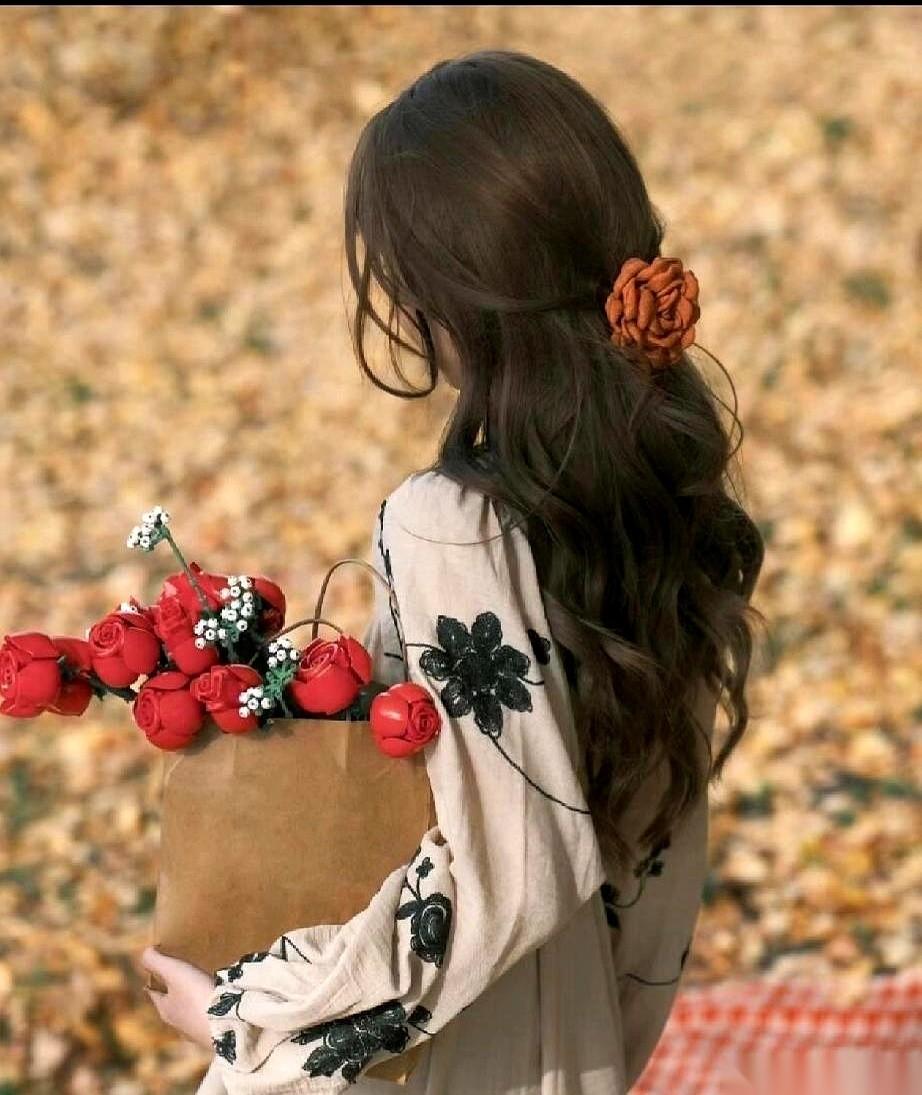 一个白手起家的老板，跟他儿子就讲过一句话：找老婆，别盯着脸蛋和家底看。要找那种让