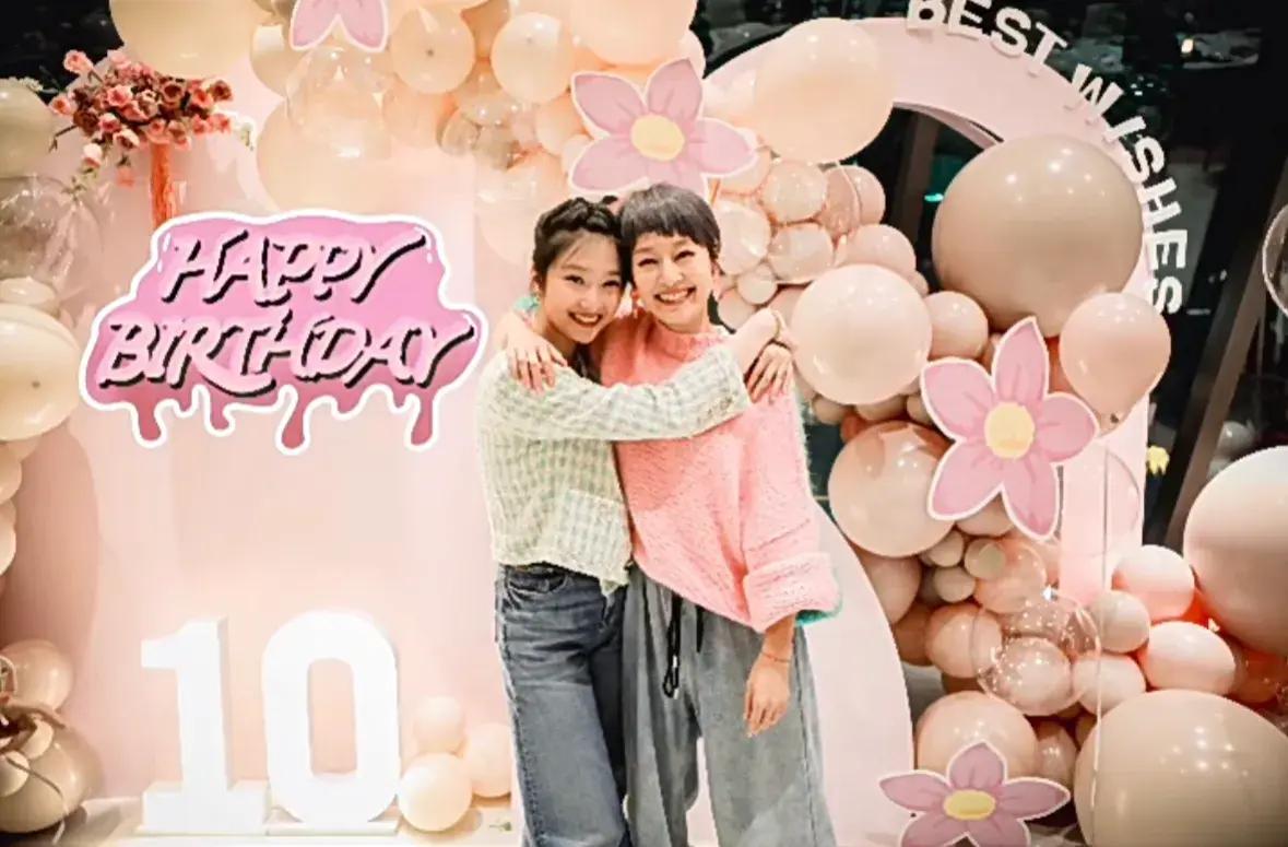 马伊琍大女儿晒照为妹妹庆10岁生日！母女同框笑靥如花，好养眼~

马伊琍和文章的