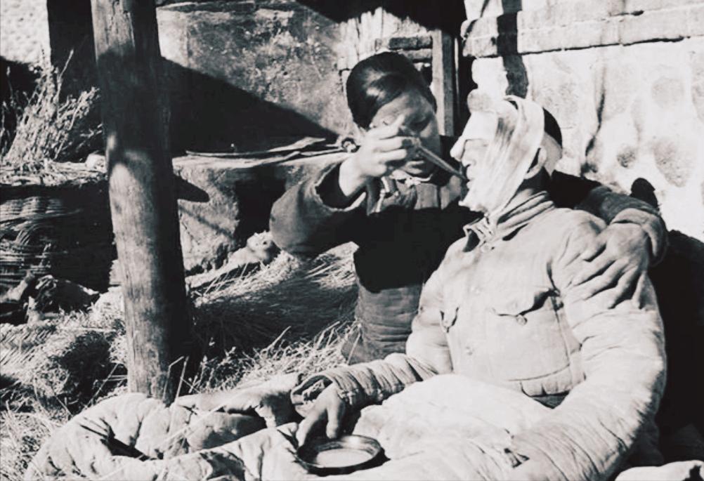 1943年，一八路军战士被鬼子围捕，情急之下，他翻墙跳进了农户家。一大娘见后，一