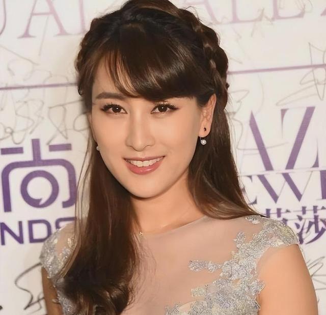 当年，孔令辉深夜怒吼女友马苏：“这是我的房子，你给我滚出去！”马苏一气之下拖着行