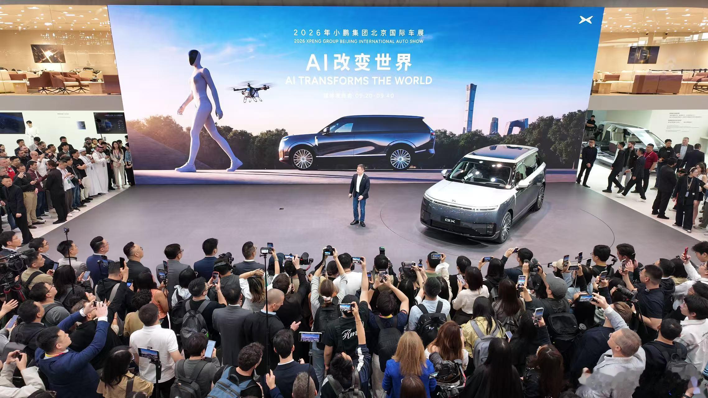 何小鹏在北京车展上又提了自动驾驶的三种形态但是GX的这个双拼定制颜色确实可以给到