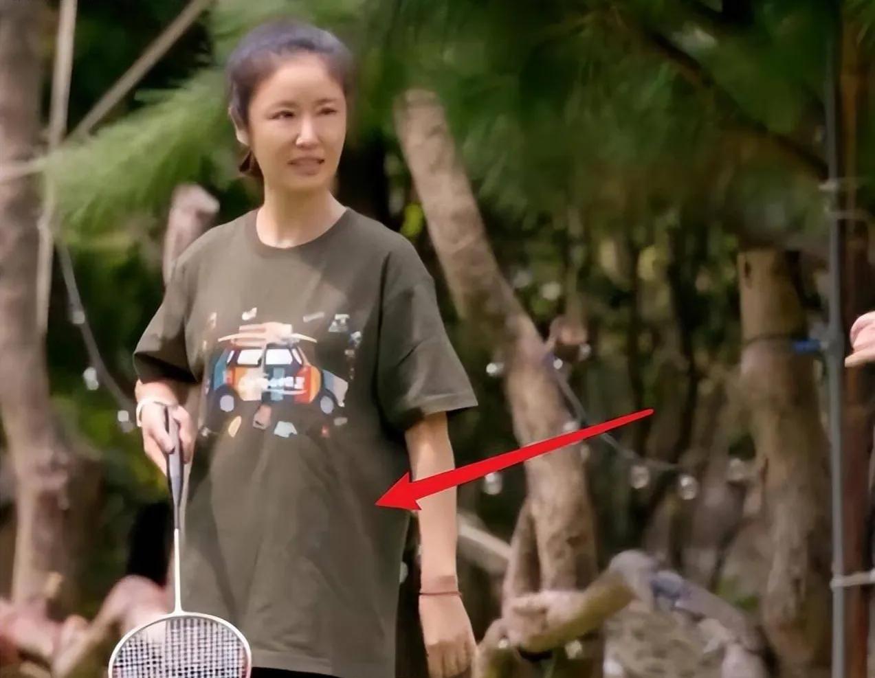 林心如也老了！

林心如路人照被曝光了，穿着宽大的T恤，腹部隆起，脸上略显干涩，