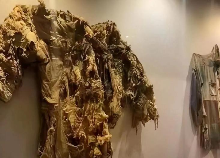 1952年，上甘岭。

英雄黄继光的遗体照片，黄继光遗体抢回时血已流干，双手高举