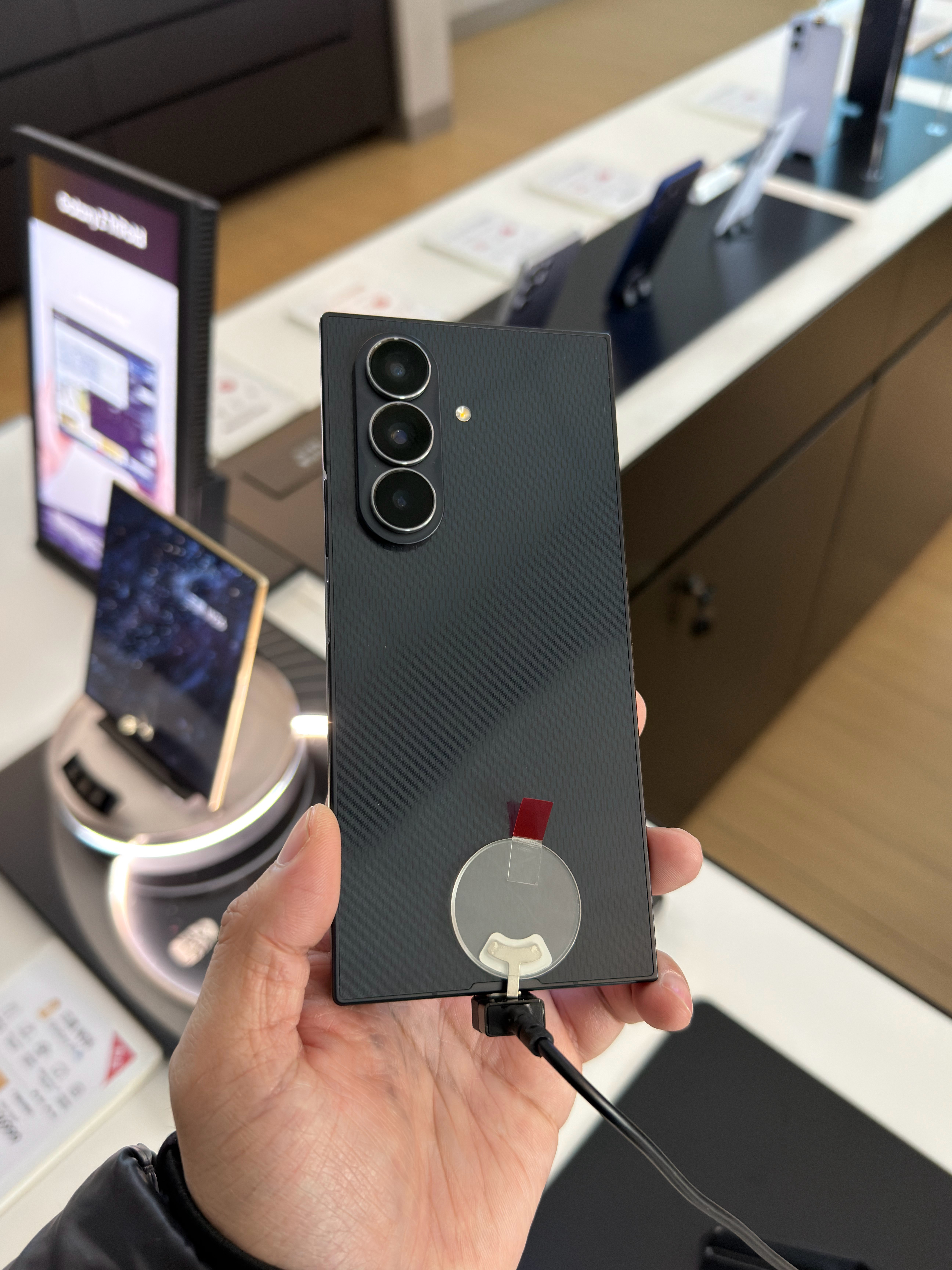 来店里摸一摸Galaxy Z TriFold，三星三折叠质感真挺不错的，外面是一