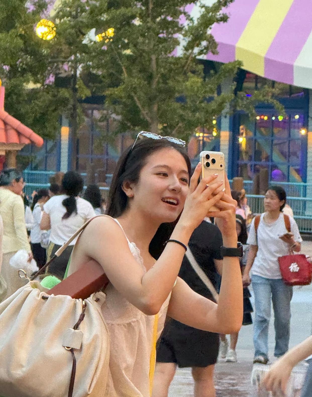 27岁李兰迪和闺蜜现身北京环球影城游玩，她真人看起来好漂亮，虽然个子不高，目测只