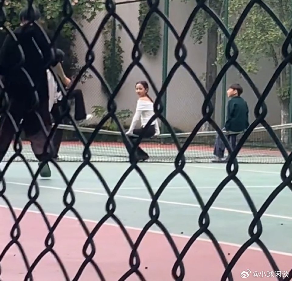 黄磊儿女把网球网当弹簧坐如果是公共的就有点过了，如果是自己家的那随便坐[挖鼻] 