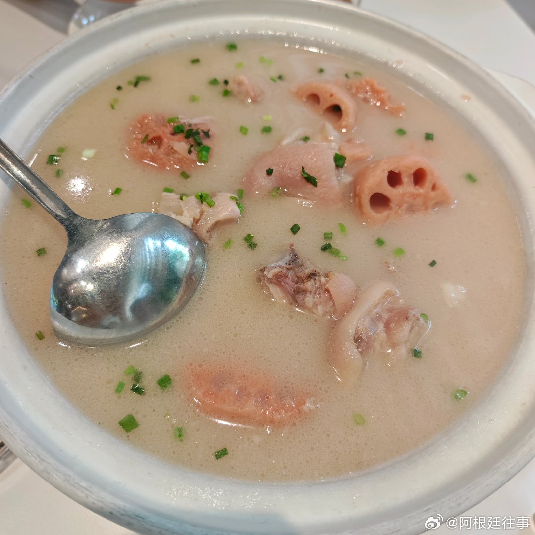 看完球来食个饭。 