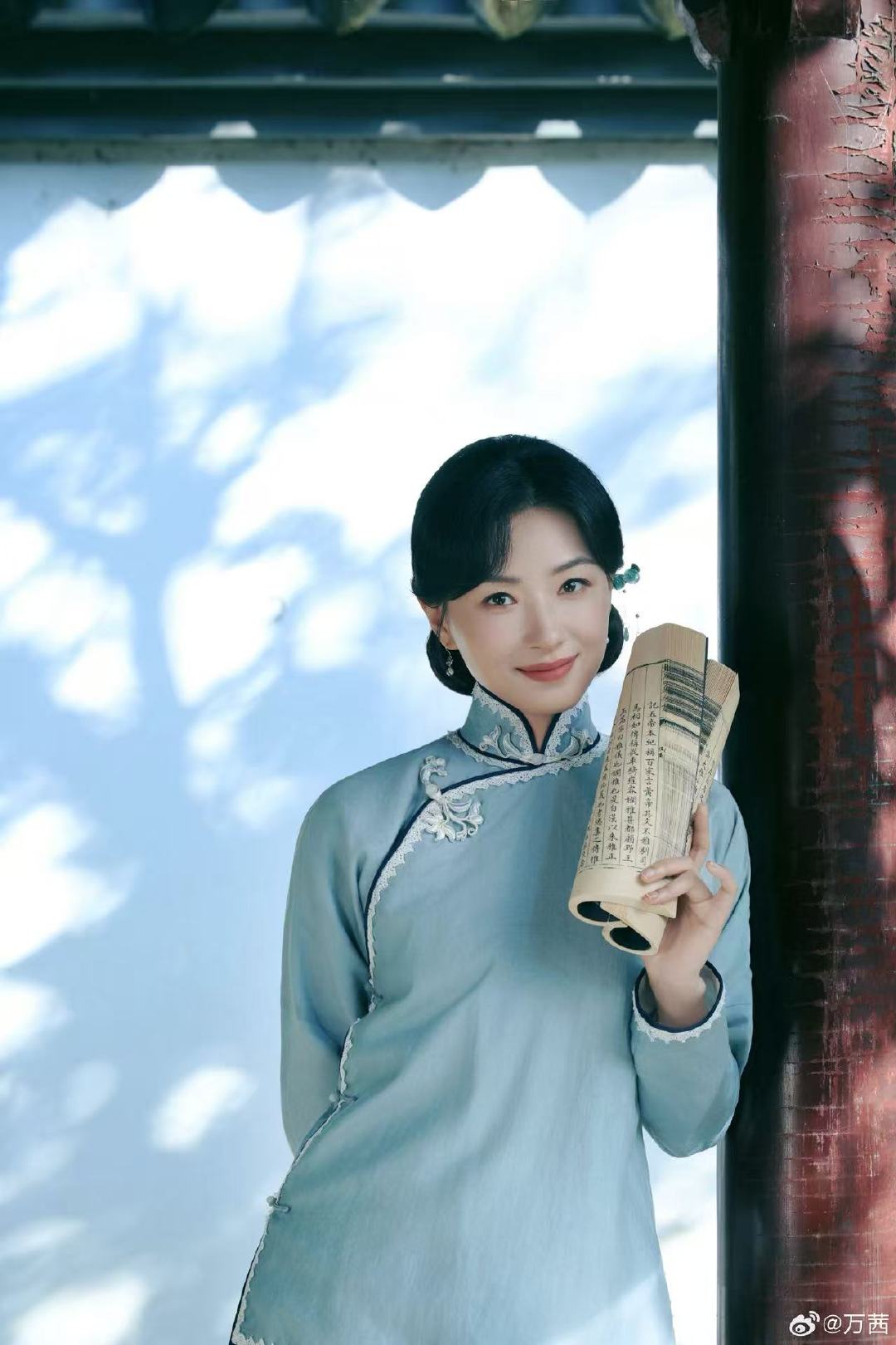 万茜民国风完全白月光 万茜民国大家闺秀仪态万茜民国风造型氛围感封神，优雅仪态由内