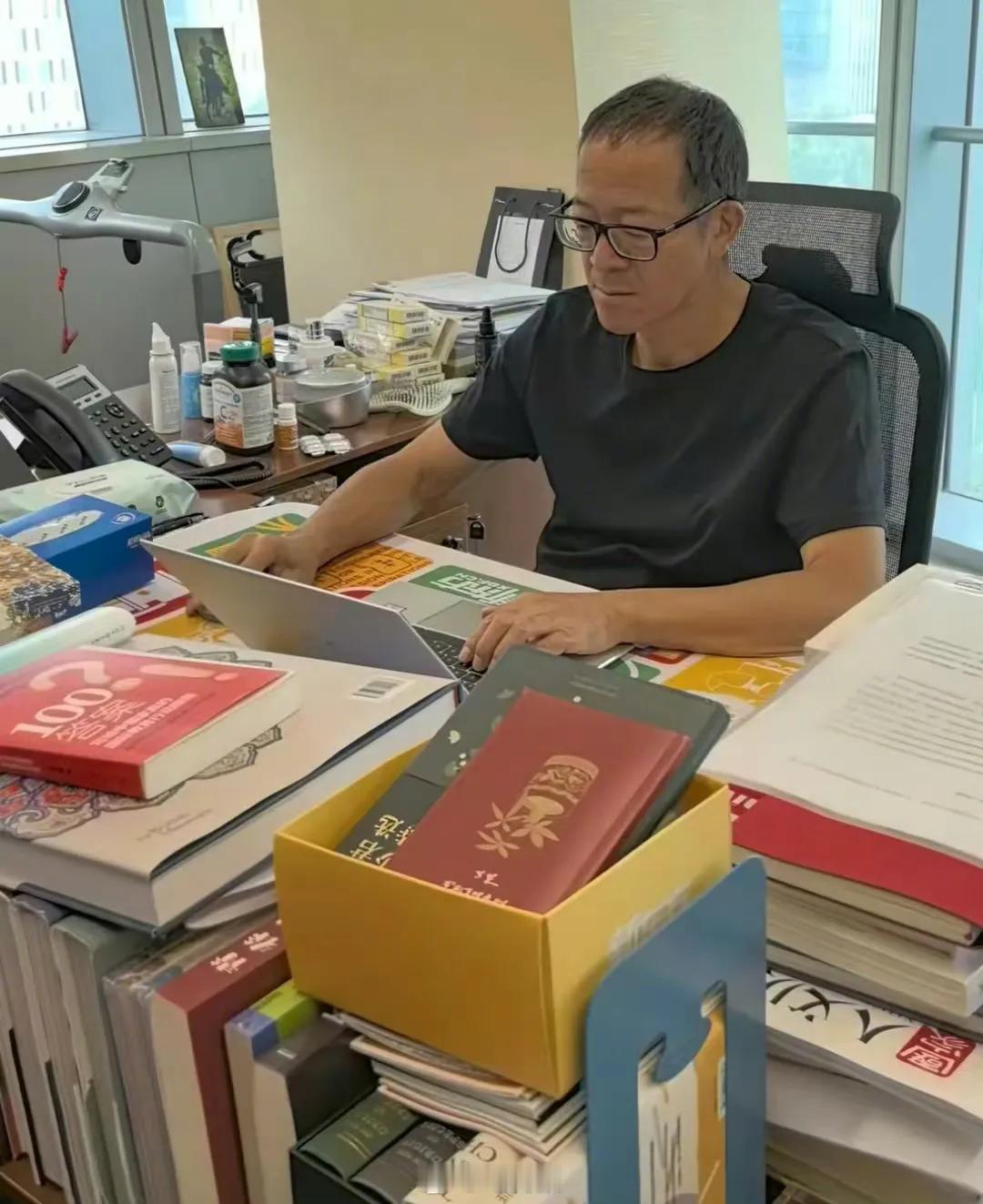办公室里全是书，
工作太忙读书苦，
居里夫人不大熟，
学问不高学老俞。