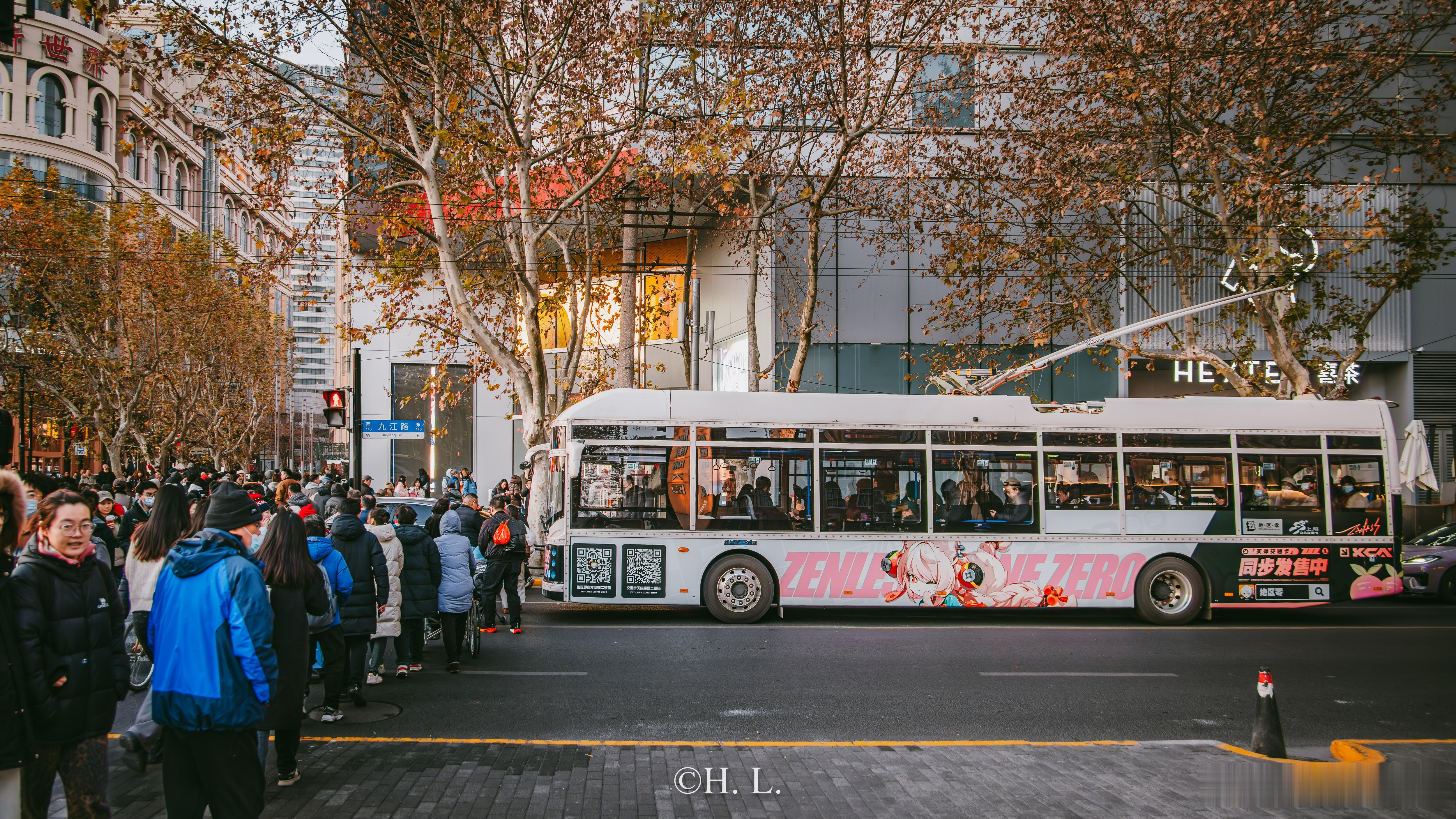 假日的日常。这就是新年。20路无轨电车，九江路西藏路口。 