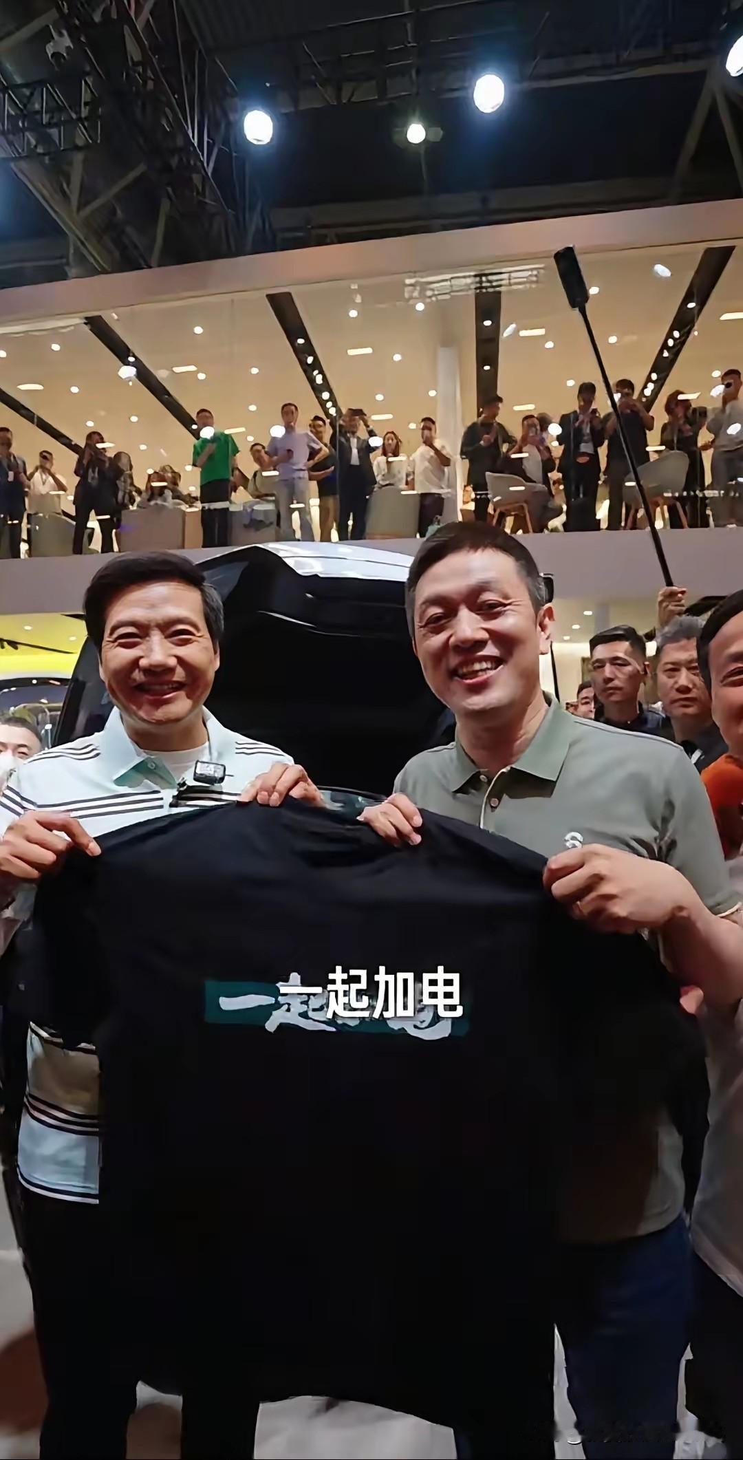 论营销手段，无人能出小米雷军之左右！
在北京国际车展上，雷军仅凭借一件短袖衬衫，