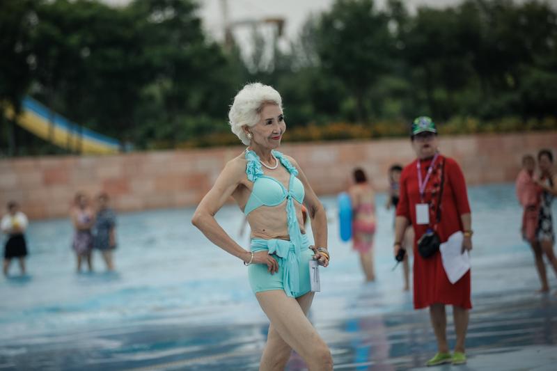 女人长得漂亮和活的漂亮哪个重要？这事儿还真没个准头。
长得漂亮确实有优势，走哪儿