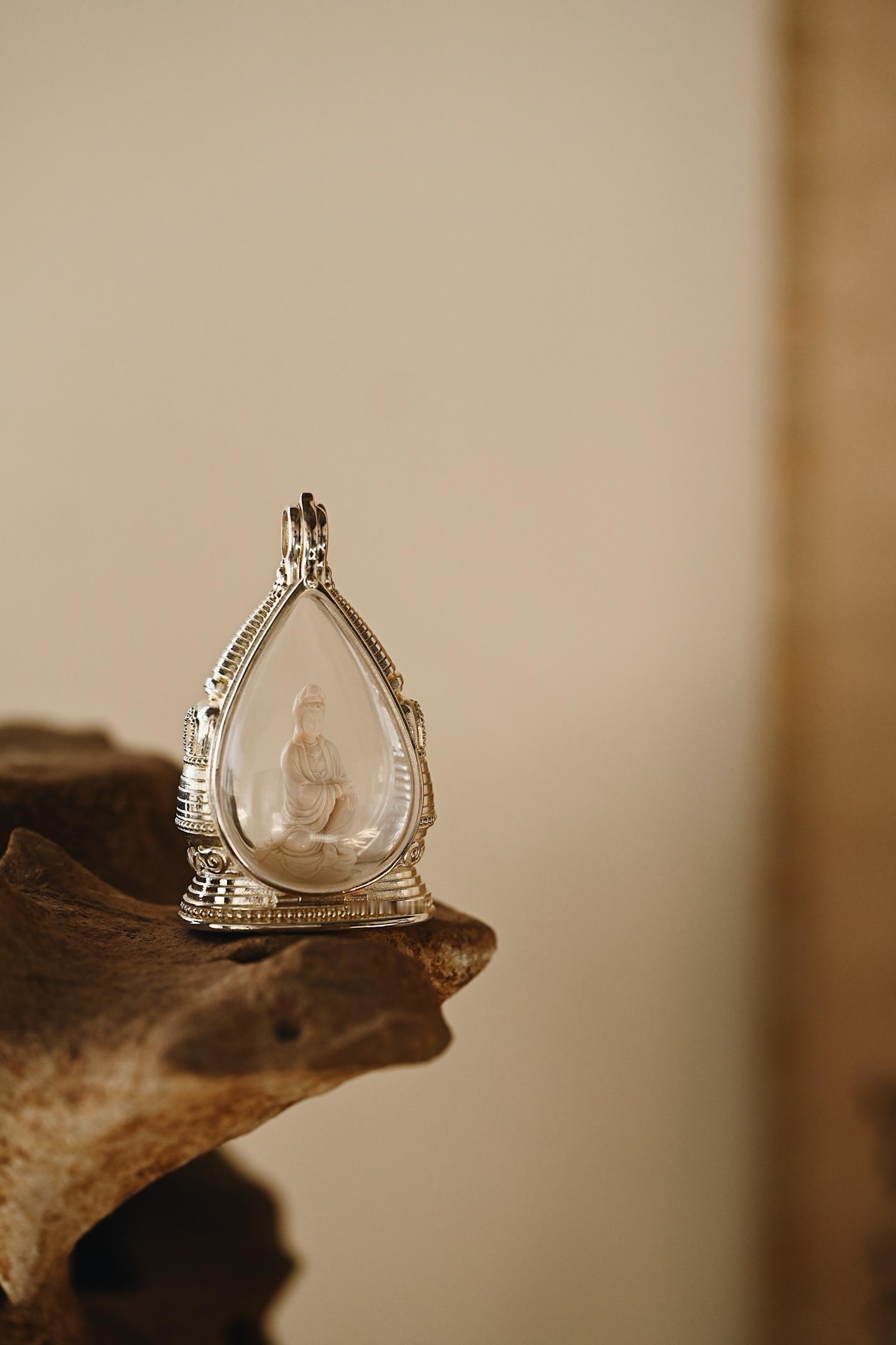 猛犸 | 自在观音 迷你造像、小挂件观音体态丰盈，面庞俊美，神情慈祥静穆，衣褶洗