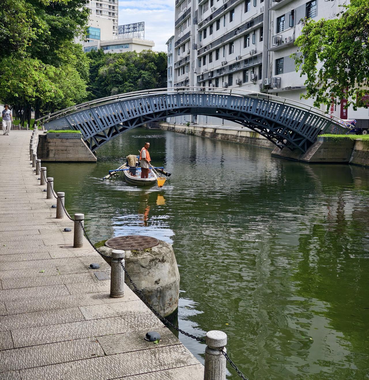 夏日生活打卡季静月光浮，半卷银钩。银钩常用来比作弯月，与荔枝湾涌的桥月主题相呼应