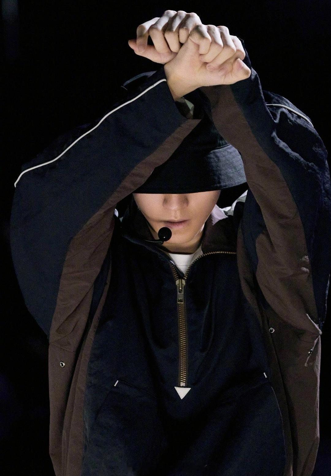 王俊凯跨年唱跳彩排图来了，他戴着帽子耳机，全身投入的样子，让人很期待！江苏跨年晚