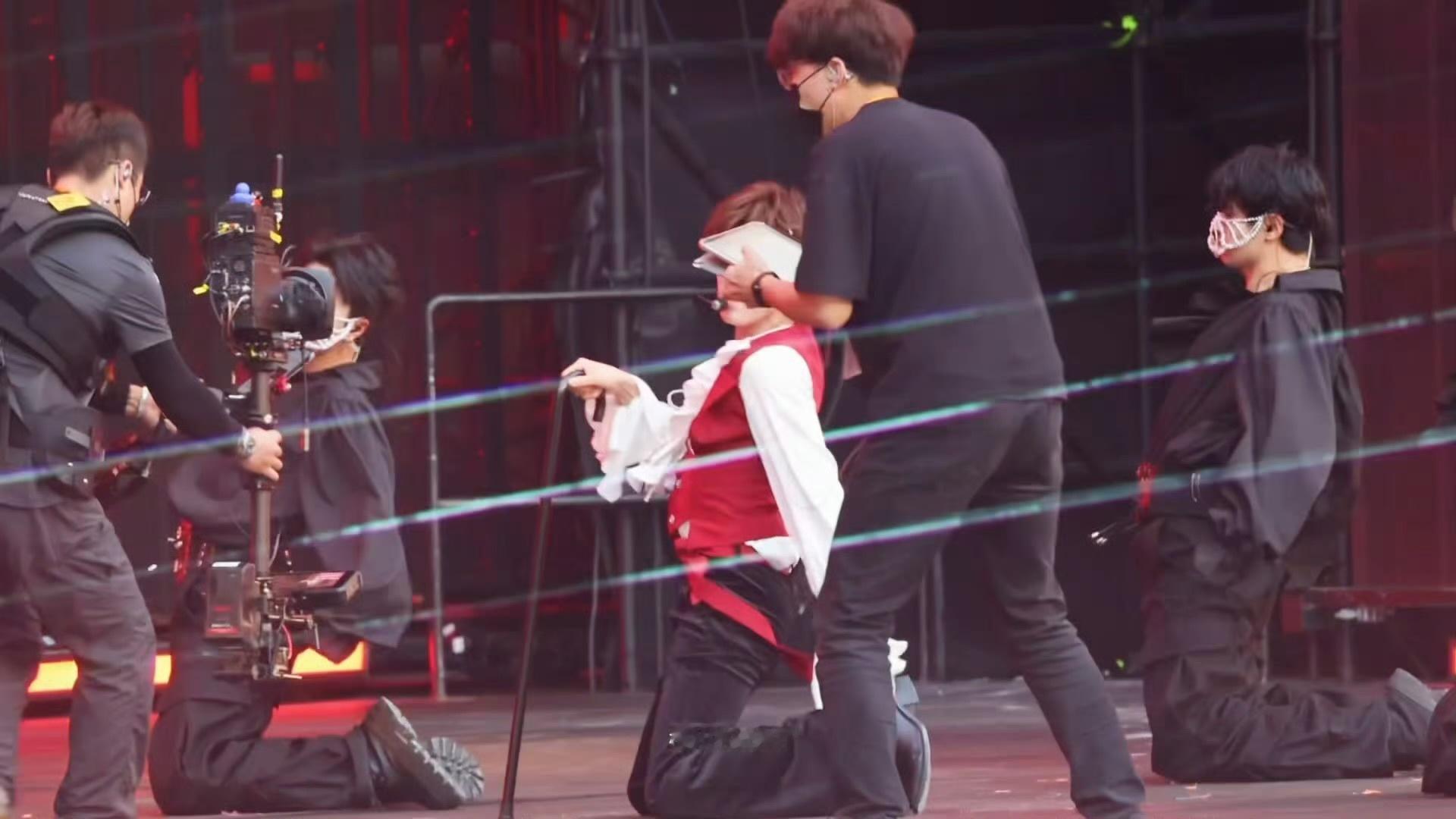 跪地扭好媚啊张泽禹张泽禹跪地扭张泽禹好媚00后新生代热点捕捉计划