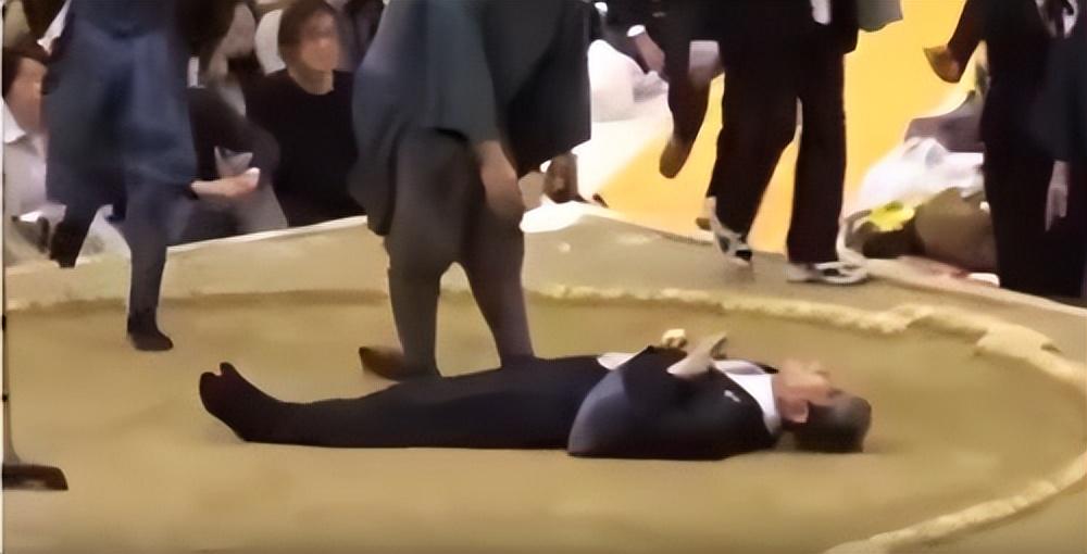 在日本旅游时，如果日本人对你弯食指，当地人：你们一定要小心！
日本社会存在许多对