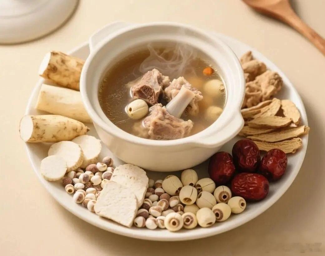 小儿四神健脾汤四味平和号四神，山药苓芡莲子匀。健脾祛湿安中土，固肾宁心养稚身。食